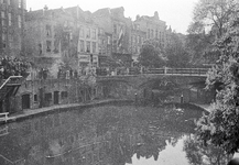 853225 Afbeelding van de intocht van de geallieerden, op de Oudegracht bij de Bezembrug te Utrecht.